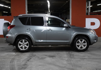 Подержанный автомобиль Toyota RAV4 2008 года (4 фото)