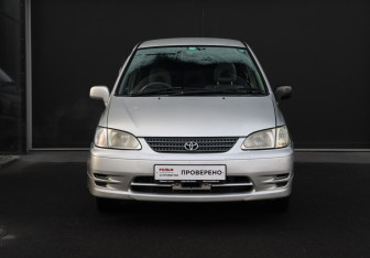 Подержанный автомобиль Toyota Corolla Spacio 2000 года (2 фото)