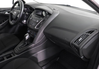 Подержанный автомобиль Ford Focus Hatchback 2018 года (10 фото)