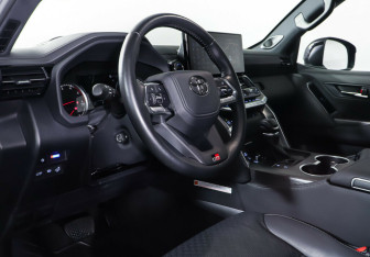 Подержанный автомобиль Toyota Land Cruiser Suv 2021 года (10 фото)
