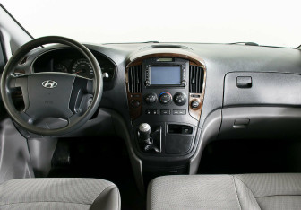 Подержанный автомобиль Hyundai Grand Starex 2010 года (11 фото)