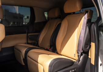 Подержанный автомобиль Kia Carnival 2021 года (12 фото)