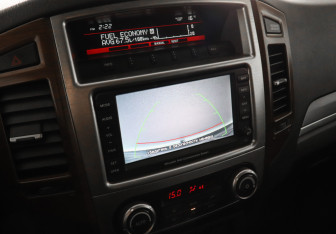 Подержанный автомобиль Mitsubishi Pajero 2011 года (14 фото)