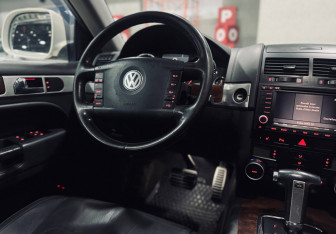 Подержанный автомобиль Volkswagen Touareg 2007 года (12 фото)