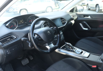 Подержанный автомобиль Peugeot 308 Wagon 2018 года (13 фото)