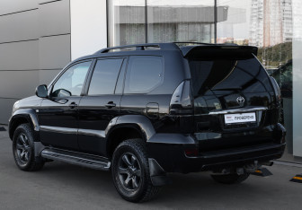 Подержанный автомобиль Toyota Land Cruiser Prado 2008 года (7 фото)