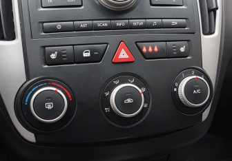 Подержанный автомобиль Kia Ceed Hatchback 2011 года (14 фото)