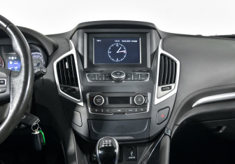 Подержанный автомобиль DongFeng AX7 2017 года (7 фото)