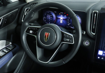 Подержанный автомобиль Hongqi HS3 2024 года (16 фото)