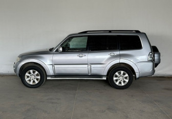 Подержанный автомобиль Mitsubishi Pajero 2011 года (8 фото)
