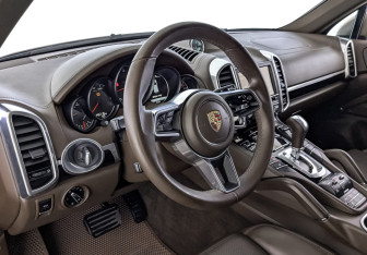 Подержанный автомобиль Porsche Cayenne 2014 года (15 фото)