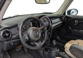 Подержанный автомобиль MINI Hatch 2021 года (15 фото)
