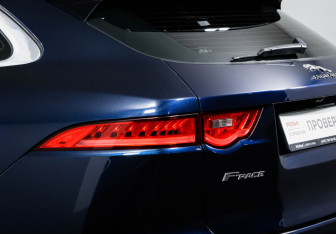 Подержанный автомобиль Jaguar F-Pace 2016 года (16 фото)