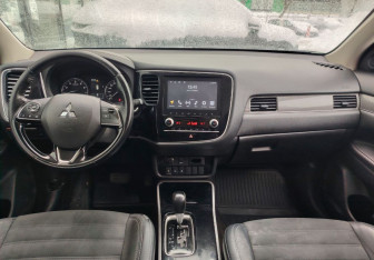 Подержанный автомобиль Mitsubishi Outlander 2021 года (9 фото)