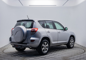 Подержанный автомобиль Toyota RAV4 2010 года (5 фото)