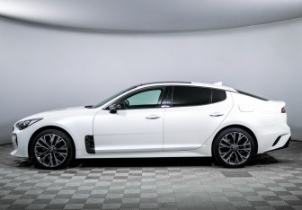 Подержанный автомобиль Kia Stinger 2018 года (8 фото)