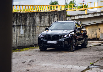 Подержанный автомобиль BMW X5 2024 года (7 фото)