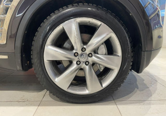 Подержанный автомобиль Infiniti QX70 2013 года (18 фото)