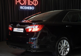 Подержанный автомобиль Toyota Camry Sedan 2013 года (26 фото)