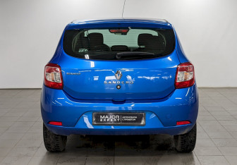 Подержанный автомобиль Renault Sandero 2015 года (6 фото)