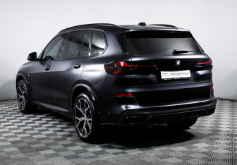 Подержанный автомобиль BMW X5 2025 года (7 фото)