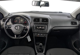 Подержанный автомобиль Volkswagen Polo Sedan 2015 года (13 фото)