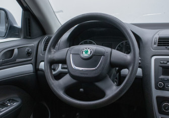 Подержанный автомобиль Skoda Octavia Liftback 2011 года (15 фото)