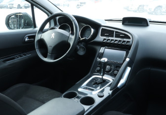 Подержанный автомобиль Peugeot 3008 2012 года (12 фото)