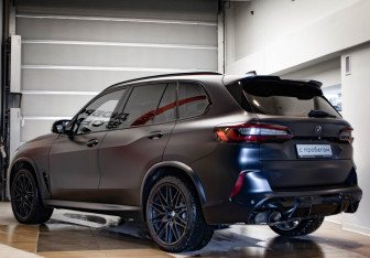 Подержанный автомобиль BMW X5 M 2022 года (6 фото)