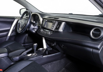 Подержанный автомобиль Toyota RAV4 2013 года (11 фото)
