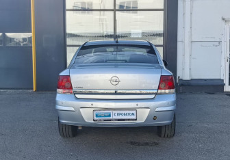 Подержанный автомобиль Opel Astra Sedan 2012 года (6 фото)