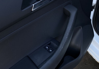 Подержанный автомобиль Skoda Rapid Liftback 2016 года (15 фото)