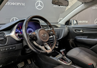 Подержанный автомобиль Kia Rio Hatchback 2021 года (15 фото)