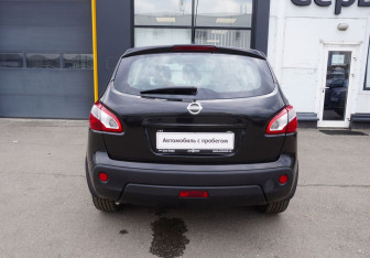Подержанный автомобиль Nissan Qashqai 2012 года (6 фото)