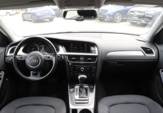 Подержанный автомобиль Audi A4 Sedan 2013 года (12 фото)