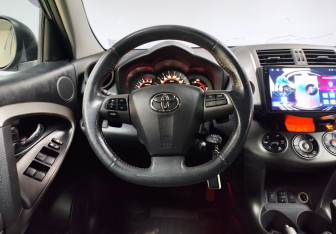 Подержанный автомобиль Toyota RAV4 2011 года (12 фото)
