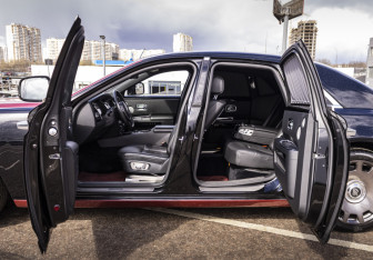 Подержанный автомобиль Rolls-Royce Ghost 2010 года (18 фото)