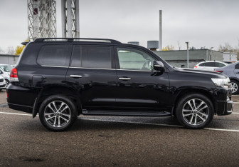 Подержанный автомобиль Toyota Land Cruiser Suv 2017 года (5 фото)