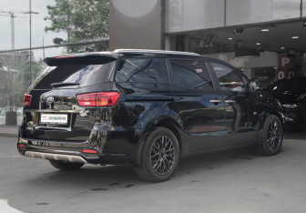 Подержанный автомобиль Kia Carnival 2020 года (5 фото)