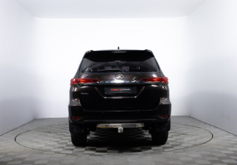 Подержанный автомобиль Toyota Fortuner 2018 года (6 фото)