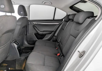 Подержанный автомобиль Skoda Octavia Liftback 2019 года (12 фото)