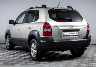 Подержанный автомобиль Hyundai Tucson 2008 года (7 фото)