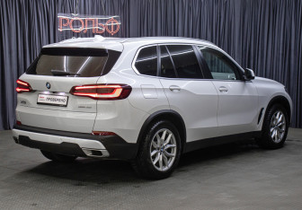 Подержанный автомобиль BMW X5 2021 года (5 фото)