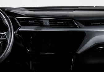 Подержанный автомобиль Audi e-tron 2020 года (13 фото)