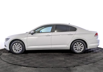 Подержанный автомобиль Volkswagen Passat Sedan 2019 года (8 фото)