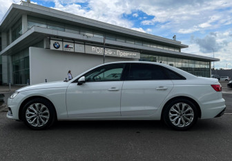 Подержанный автомобиль Audi A4 Sedan 2022 года (8 фото)