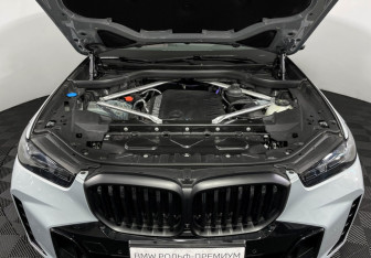 Подержанный автомобиль BMW X5 2025 года (10 фото)