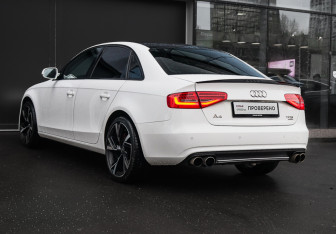Подержанный автомобиль Audi A4 Sedan 2014 года (6 фото)