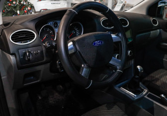 Подержанный автомобиль Ford Focus Sedan 2011 года (10 фото)