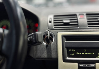 Подержанный автомобиль Volvo S40 2008 года (13 фото)